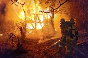 Freiwillige Feuerwehr Südheide: FW Südheide: Gartenschuppen brennt in voller Ausdehnung