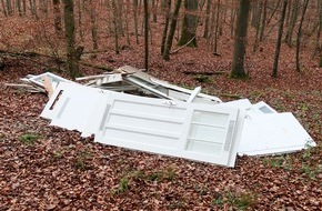 Polizeipräsidium Mittelhessen - Pressestelle Lahn - Dill: POL-LDK: Wem gehören die Türen und Fenster aus dem Wald bei Oberweidbach?