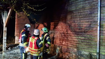 Feuerwehr Haan: FW-HAAN: Brand eines Anhängers an einer Fassade