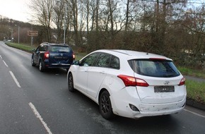 Polizei Hagen: POL-HA: Zu sp&auml;t gebremst: 20-J&auml;hriger verursacht Verkehrsunfall mit drei beteiligten Fahrzeugen