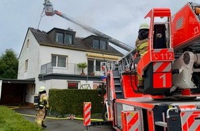 Feuerwehr Bergisch Gladbach: FW-GL: Dachstuhlbrand nach Blitzeinschlag im Stadtteil Kaule von Bergisch Gladbach