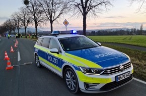 Polizeiinspektion Hameln-Pyrmont/Holzminden: POL-HM: Pkw prallt gegen Baum - Fahrerin schwer verletzt