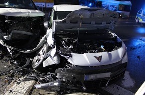 Polizei Hagen: POL-HA: Frontalzusammenstoß am Volmeabstieg: 22-Jähriger leicht verletzt