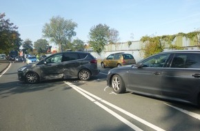 Kreispolizeibehörde Herford: POL-HF: Verkehrsunfall mit Personenschaden - 
Kollision auf Linksabbiegerspur