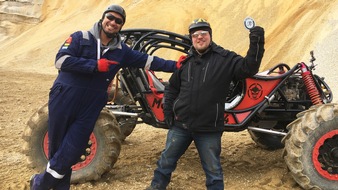 RTLZWEI: GRIP - Das Motormagazin: "JP checkt extremen Offroad-Buggy"