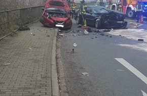 Feuerwehr Wetter (Ruhr): FW-EN: Wetter - Baum auf Auto, Person auf Balkon und Verkehrsunfall