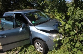 Polizei Düren: POL-DN: Trinkflasche führt zu Unfall - 66-Jährige leicht verletzt