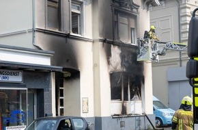 Freiwillige Feuerwehr Menden: FW Menden: Zwei Verletzte bei Geb&auml;udebrand in Pizzeria an der Unnaer Stra&szlig;e