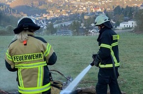 Feuerwehr Plettenberg: FW-PL: OT-Stadtmitte. Unbeaufsichtigtes Lagerfeuer am Waldrand. Aufmerksamer Jogger alarmiert Feuerwehr.
