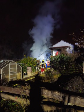 FW-Heiligenhaus: Gartenlaube in Kleingartenanlage brennt - Feuerwehr verhindert Übergreifen auf weiteres Gebäude
