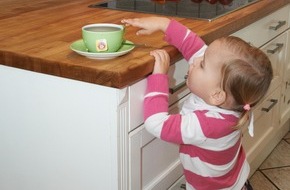 R+V Infocenter: R+V: Heißer Tee und Kaffee für Kinder brandgefährlich