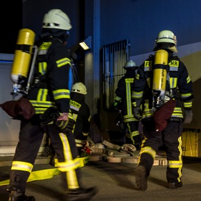 FW-KLE: Feuerwehr trainiert den Ernstfall:
Brand in Einkaufsmarkt an der Norbertstraße