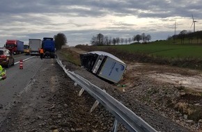 Polizeiinspektion Göttingen: POL-GÖ: (195/2019) A 7 zwischen Seesen und Echte - Sturmböe weht Sattelauflieger von Fahrbahn - zurzeit erheblicher Rückstau - Südrichtung muss zur Bergung mehrere Stunden vollgesperrt werden