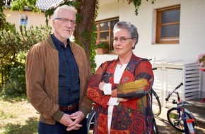 ARD Das Erste: Das Erste / "Endlich Freitag im Ersten": Katerina Jacob und Ernst Stötzner in "Anna und ihr Untermieter - Aller Anfang ist schwer" als eigenwilliges Duo auf lebensrettender Mission