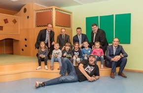 Swiss Life Deutschland: Gemeinsam stark zum Schutz für Kinder - 100.000 Präventionsbücher zum Tag der Bildung
