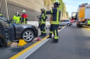 Feuerwehr und Rettungsdienst Bonn: FW-BN: Verkehrsunfall auf der B42