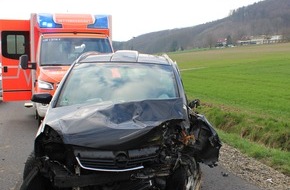 Polizei Minden-Lübbecke: POL-MI: Auto prallt gegen Baum