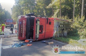 Polizeipräsidium Westpfalz: POL-PPWP: Löschfahrzeug überschlägt sich bei Einsatzfahrt