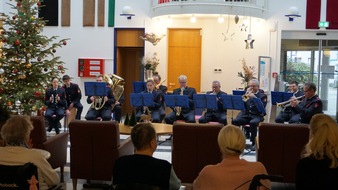 Freiwillige Feuerwehr Tönisvorst: FW Tönisvorst: Musikzug der Freiwilligen Feuerwehr Tönisvorst sorgte am Heiligen Abend für weihnachtliche Stimmung im Seniorenhaus in St. Tönis.