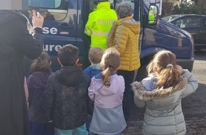 Polizei Hagen: POL-HA: Verkehrskontrollen mal anders - Ostereier als Belohnung für richtiges Verhalten