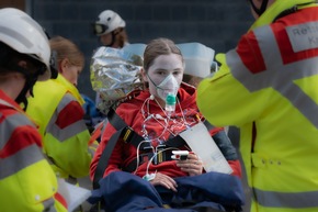 FW-KLE: Realitätsnahe Großübung an der St. Markus Grundschule in Schneppenbaum - Feuerwehr, Rettungsdienst und DLRG trainieren den Ernstfall gemeinsam