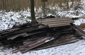 Polizeidirektion Pirmasens: POL-PDPS: Asbestplatten illegal im Wald entsorgt
