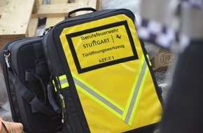 Feuerwehr Stuttgart: FW Stuttgart: Person in Geschäftsgebäude eingeschlossen - Über Feuermelder auf Notsituation aufmerksam gemacht