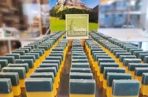 Tiroler Kräuterhof: Tiroler Kräuterhof rührt Seife für den Frieden.
