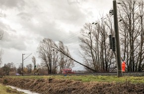 Bundespolizeiinspektion Konstanz: BPOLI-KN: Beeinträchtigungen im Bahnverkehr durch Sturmtief "Burglind" - auch Bundespolizei Konstanz wegen umgestürzter Bäume im Einsatz