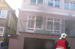Polizeiinspektion Hameln-Pyrmont/Holzminden: POL-HOL: Rauchentwicklung aus der Erdgeschosswohnung: Zimmerbrand fordert einen Schwerverletzten in Polle - Feuerwehren aus Polle, Brevörde und Heinsen im Einsatz / 30.000,- EUR Sachschaden -