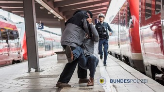 Bundespolizeidirektion München: Bundespolizeidirektion München: Zeugen gesucht / 15-Jähriger von Fußballfans angegriffen?