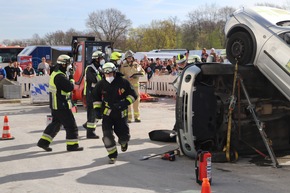Feuerwehr Nürnberg: Auftaktveranstaltung des 150. Jubiläums der Berufsfeuerwehr Nürnberg bei bestem Wetter - Erste offene Bayerische Meisterschaften in der Unfallrettung in Nürnberg