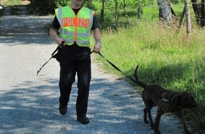 Polizeiinspektion Hameln-Pyrmont/Holzminden: POL-HOL: Trotz intensiver Suchmaßnahmen: Weiterhin keine Spur von der 84jährigen Anneliese Reimer - Bereits seit Donnerstag, 19.05.2011 aus Seniorenheim in Polle vermisst -