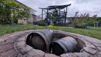 FW-WRN: Brand eines Gartenhauses drohte auf Wohnhaus überzugreifen