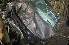 Polizei Bochum: POL-BO: Auto landet nach Alleinunfall in B&ouml;schung - Drei Personen verletzt