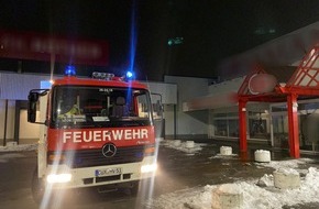 Freiwillige Feuerwehr Gemeinde Schiffdorf: FFW Schiffdorf: Brandmeldeanlage entpuppt sich als kaputte Sprinkleranalge