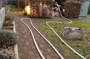 Freiwillige Feuerwehr Celle: FW Celle: Papiercontainer brennen in der Hattendorffstraße