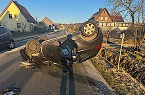 Polizeiinspektion Hameln-Pyrmont/Holzminden: POL-HM: Auto kippt nach Kollision auf das Fahrzeugdach