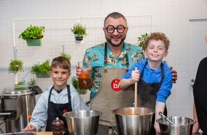 KiKA - Der Kinderkanal ARD/ZDF: KiKA-Premiere von "besseresser Kids - Lege packt's an" mit Sebastian Lege ab 1. Oktober 2025 / Factual-Reihe stellt Schulessen auf den Prüfstand