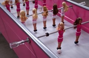 Mattel GmbH: Barbie Kicker auf WM-Tour / Pünktlich zur Frauenfußball-Weltmeisterschaft sorgt der Barbie Tischfußball-Kicker im KaDeWe für den richtigen Kick (mit Bild)