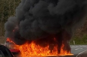 Feuerwehr R&ouml;srath: FW R&ouml;srath: PKW-Brand und Verkehrsunfall - Paralleleins&auml;tze im Stadtgebiet