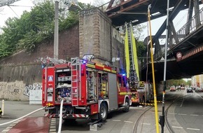 Feuerwehr Dortmund: FW-DO: Brand unter einer Bahnbrücke sorgte für Sperrungen