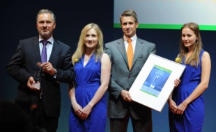 SOLARWATT GmbH: SOLARWATT GmbH gewinnt "ees Award 2015" mit neuem Stromspeicher "MyReserve"
