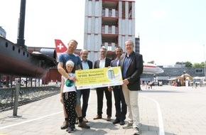 SBV Schweiz. Baumeisterverband: Società degli Impresari-Costruttori: Tour d'horizon al Museo Svizzero dei Trasporti - Vengono celebrati i 10'000esimi visitatori nella torre del futuro della SSIC