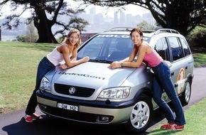 Opel Automobile GmbH: Olympia: Abgasfreier Zafira als Marathon-Pace-Car / Brennstoffzellen-Technologie beeindruckt Beach-Volleyballerinnen