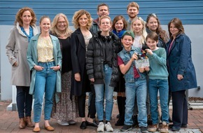 ARD Das Erste: Das Erste: Neue Serie im Ersten: Dreharbeiten zu "Bonusfamilie" (AT) 
Basierend auf der erfolgreichen, gleichnamigen schwedischen Familienserie