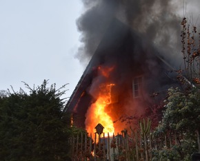 POL-STD: Einfamilienhaus in Stade bei Feuer stark beschädigt - eine Person bei Löscharbeiten leicht verletzt