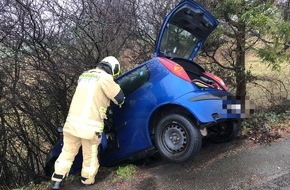 Feuerwehr Stolberg: FW-Stolberg: PKW im Graben