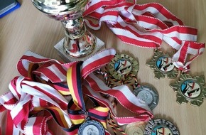 Kreispolizeibehörde Unna: POL-UN: Selm - Eigentümer gesucht
- Pokal und Medaillen aufgefunden