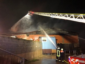 FW Borgentreich: Brand einer Maschinenhalle in Borgholz. Hoher Sachschaden. 4 Personen wurden verletzt.